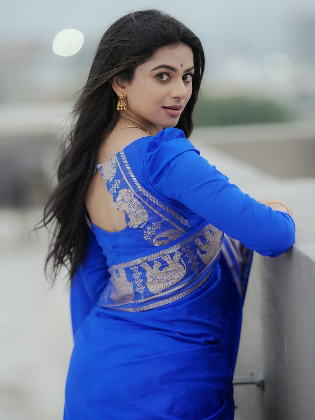 Delna Davis stuns in vibrant blue saree