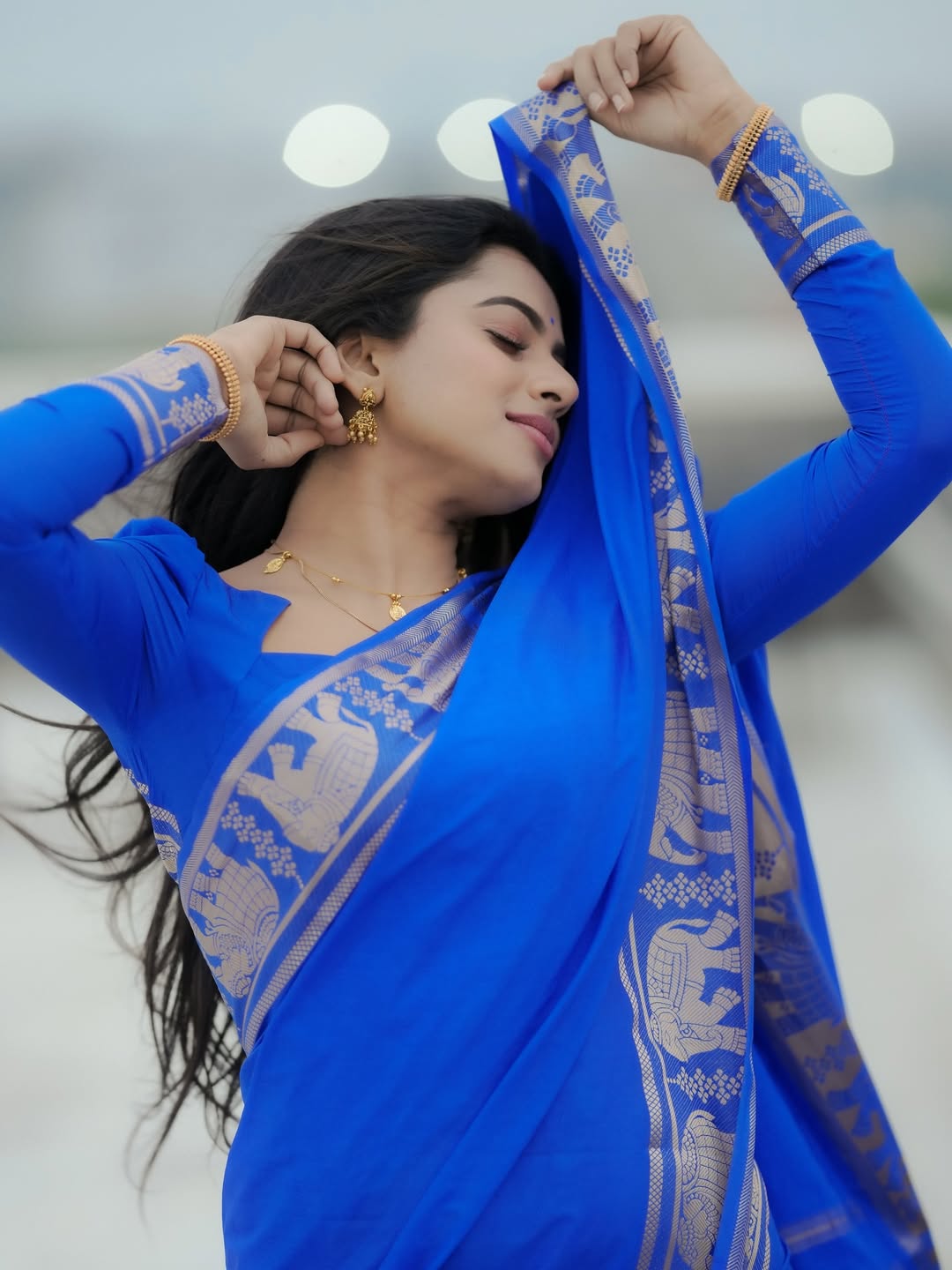Delna Davis radiates grace in blue saree