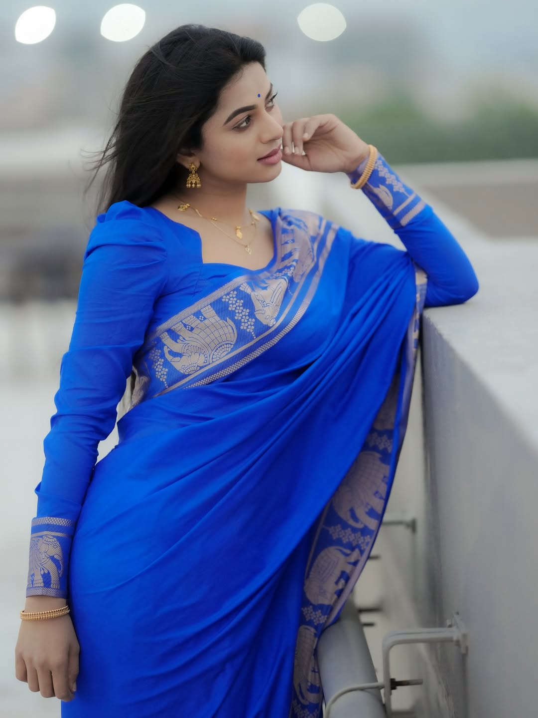Delna Davis turns elegance into blue saree statement