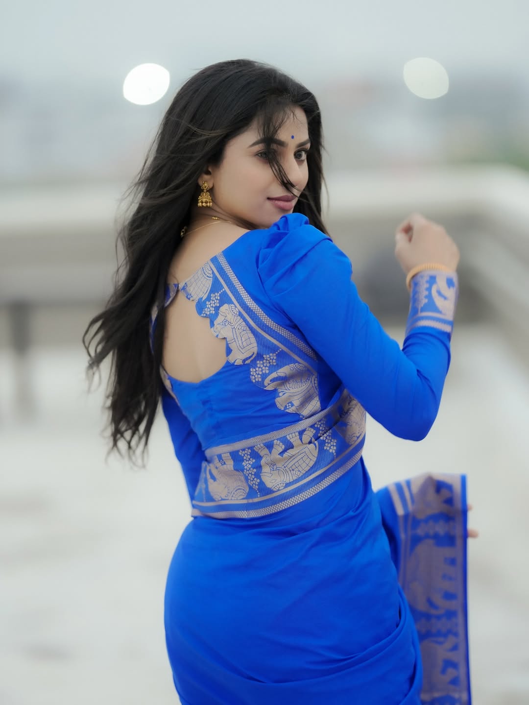 Delna Davis blends elegance and sass in blue saree