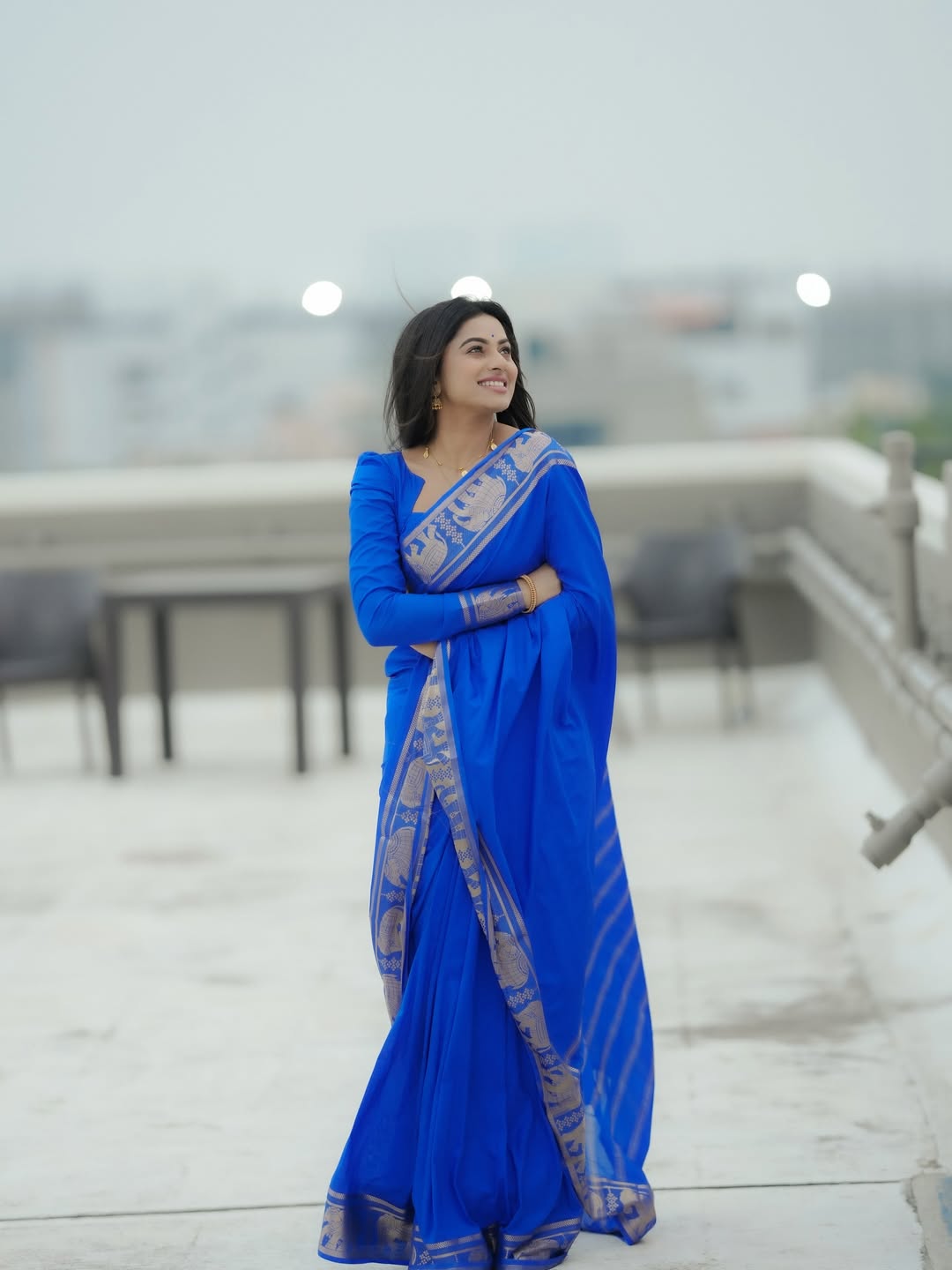 Delna Davis charms effortlessly in vibrant blue saree