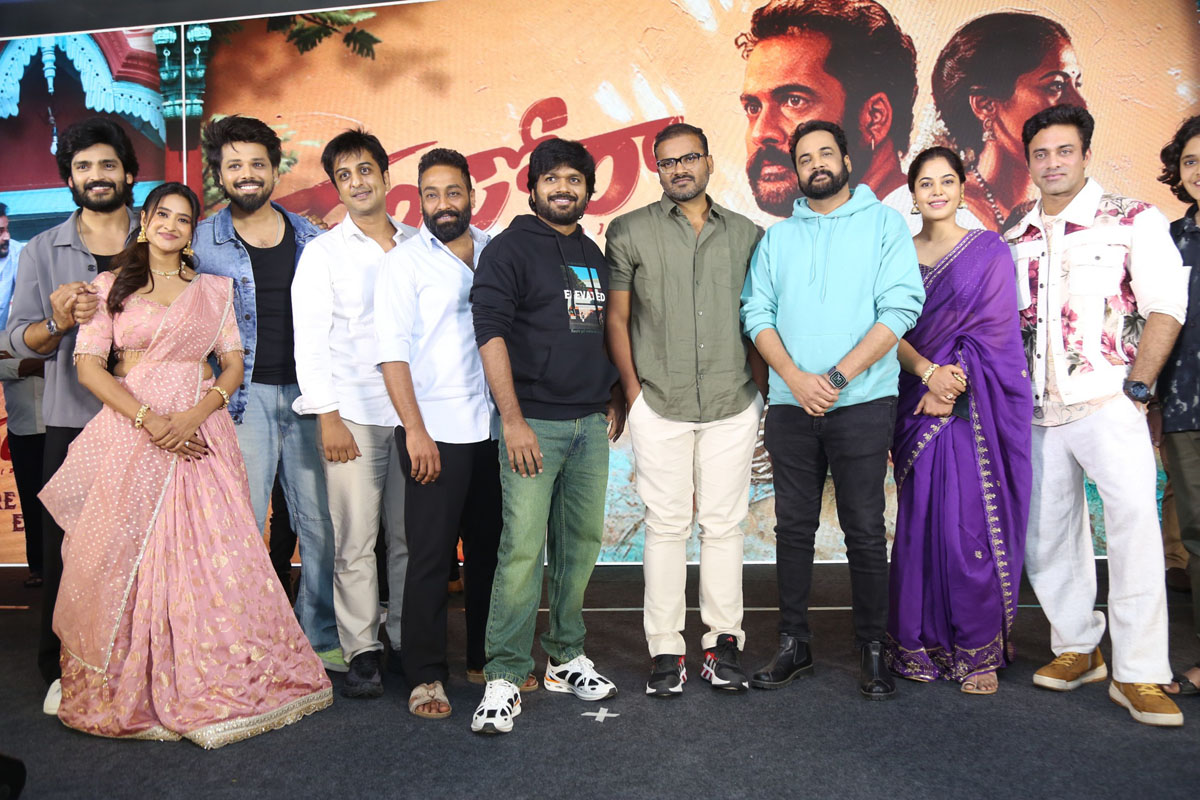 Dhandoraa team group pose with cast and crew
