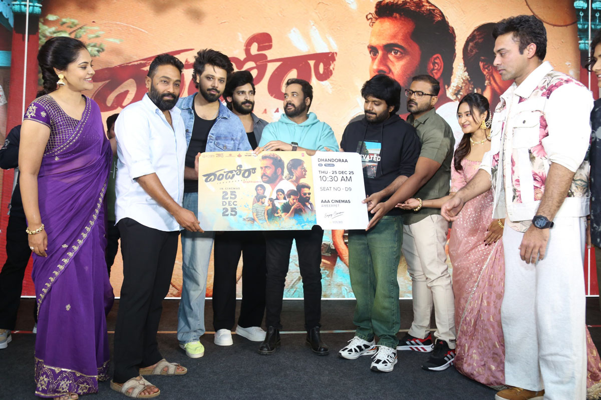 Dhandoraa team releasing movie ticket on stage