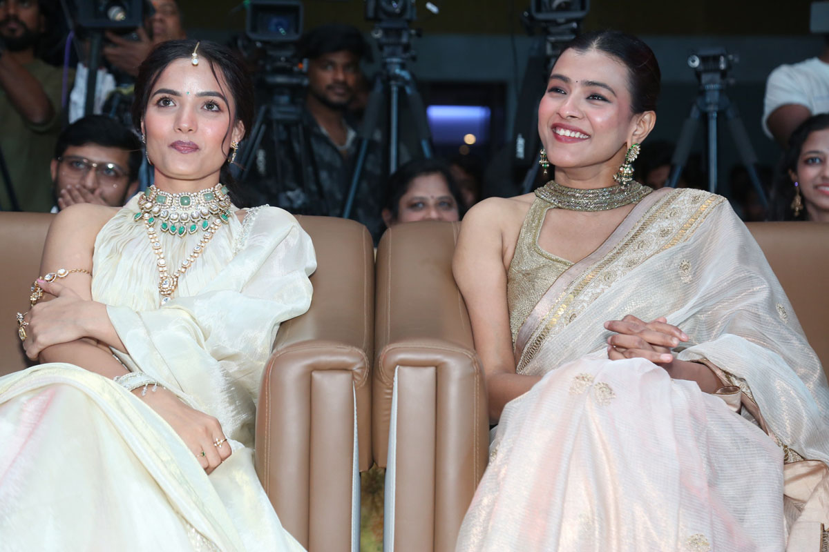 Siri Hanumanth and Hebah Patel seated together