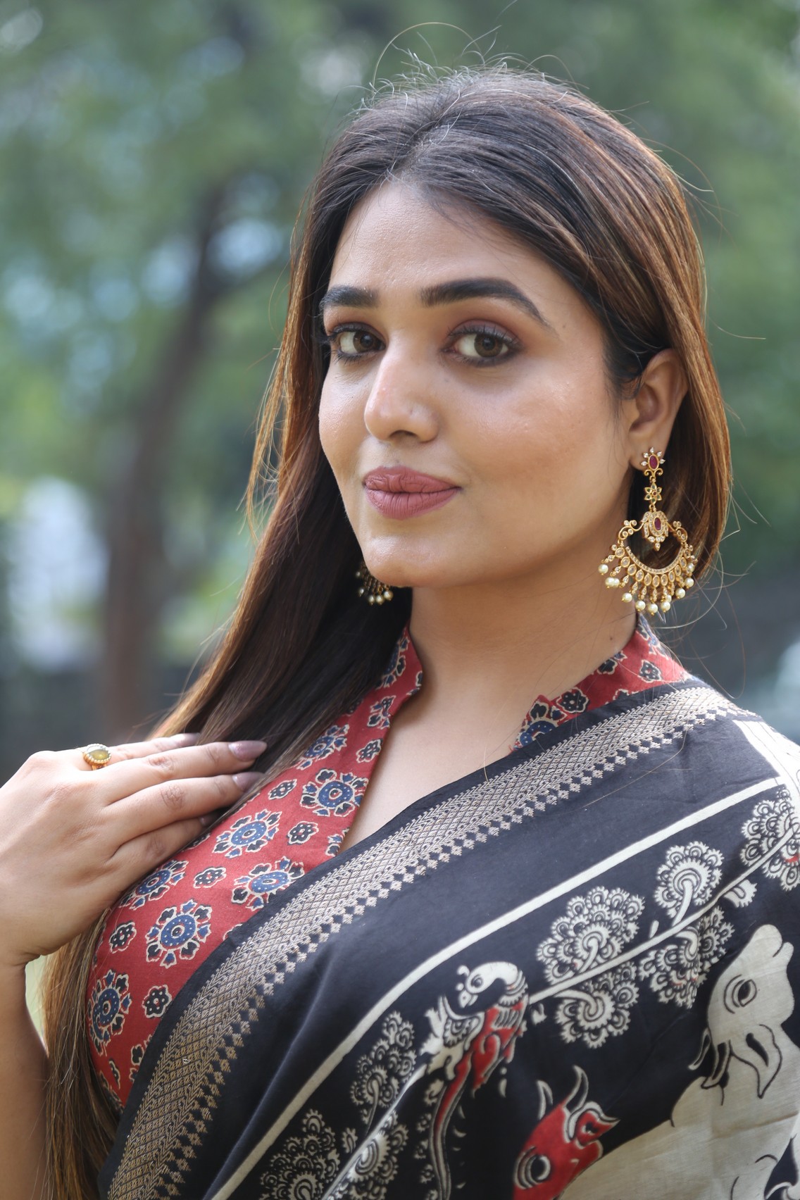 Heena Soni glowing in elegant traditional style