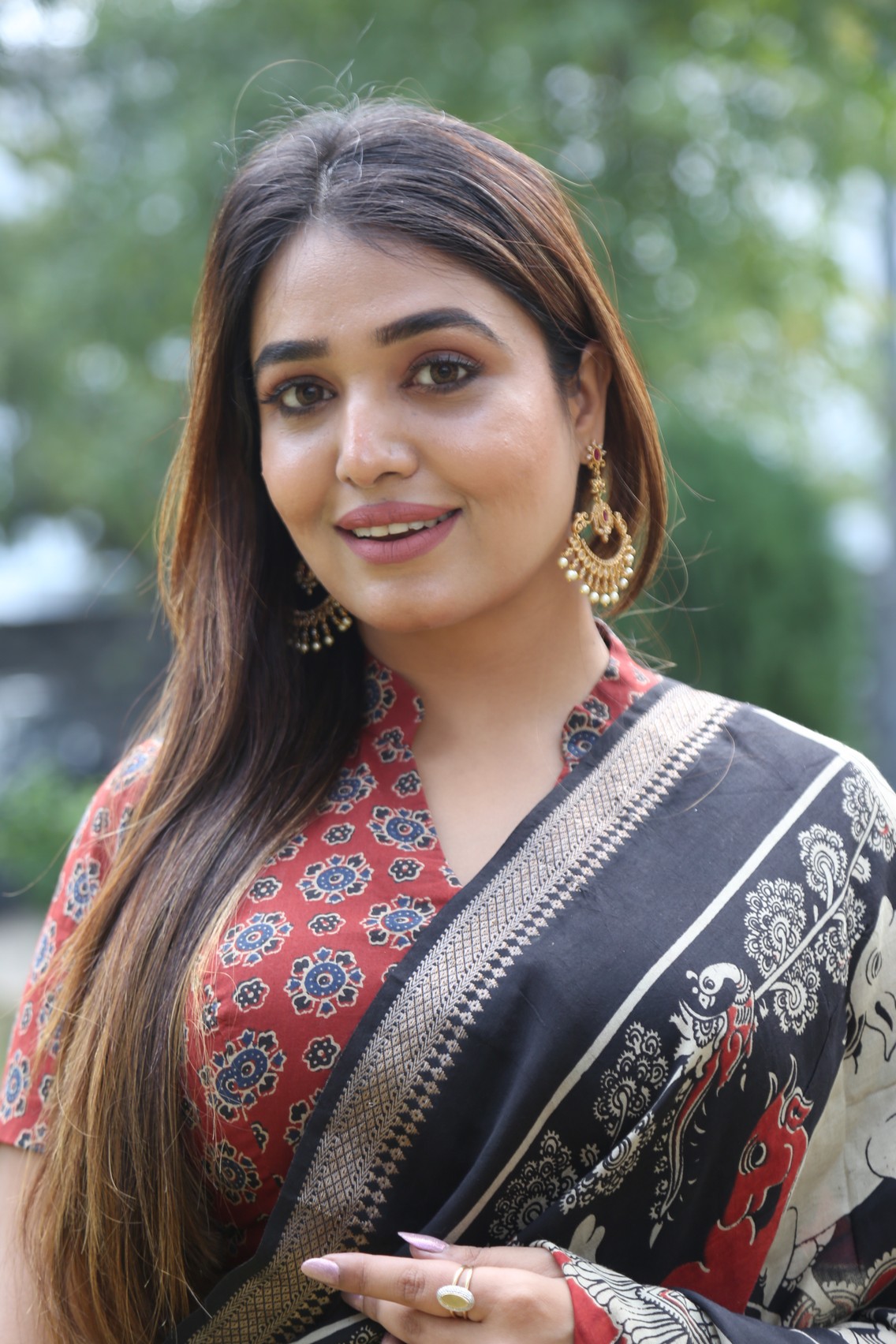 Heena Soni radiating charm in classic attire