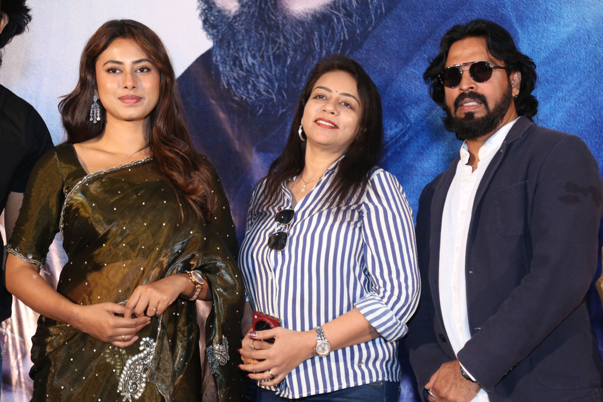 Kaalam cast interacting with media