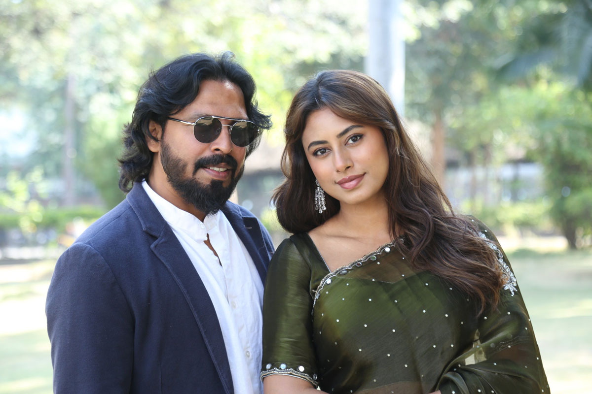 Kaalam cast posing for media