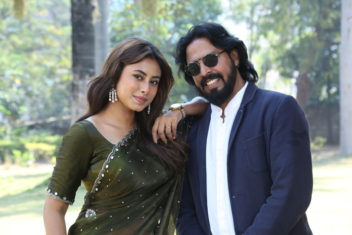 Kaalam lead cast media pose