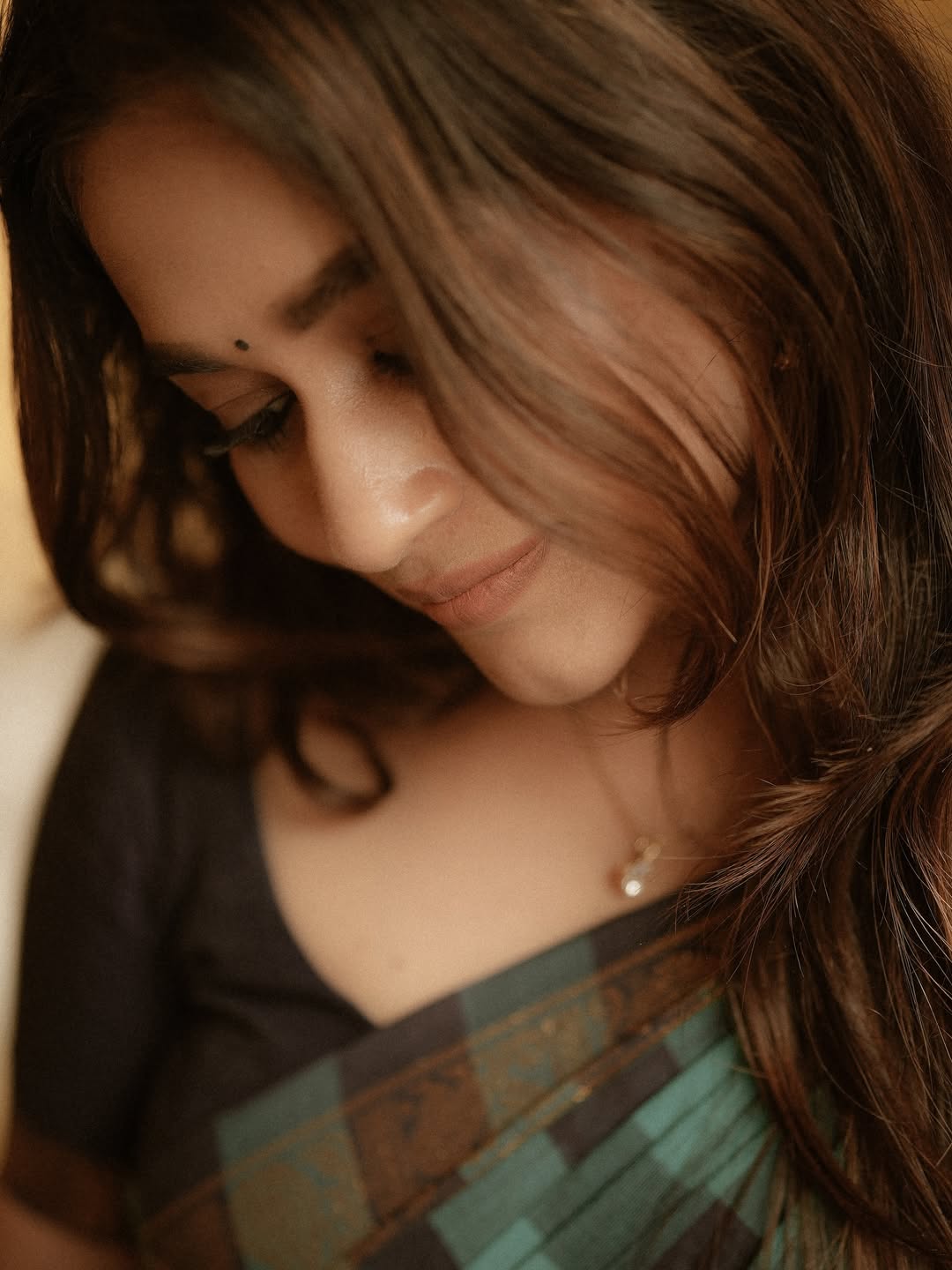 Kaavya effortlessly chic with bold flowing-hair charm