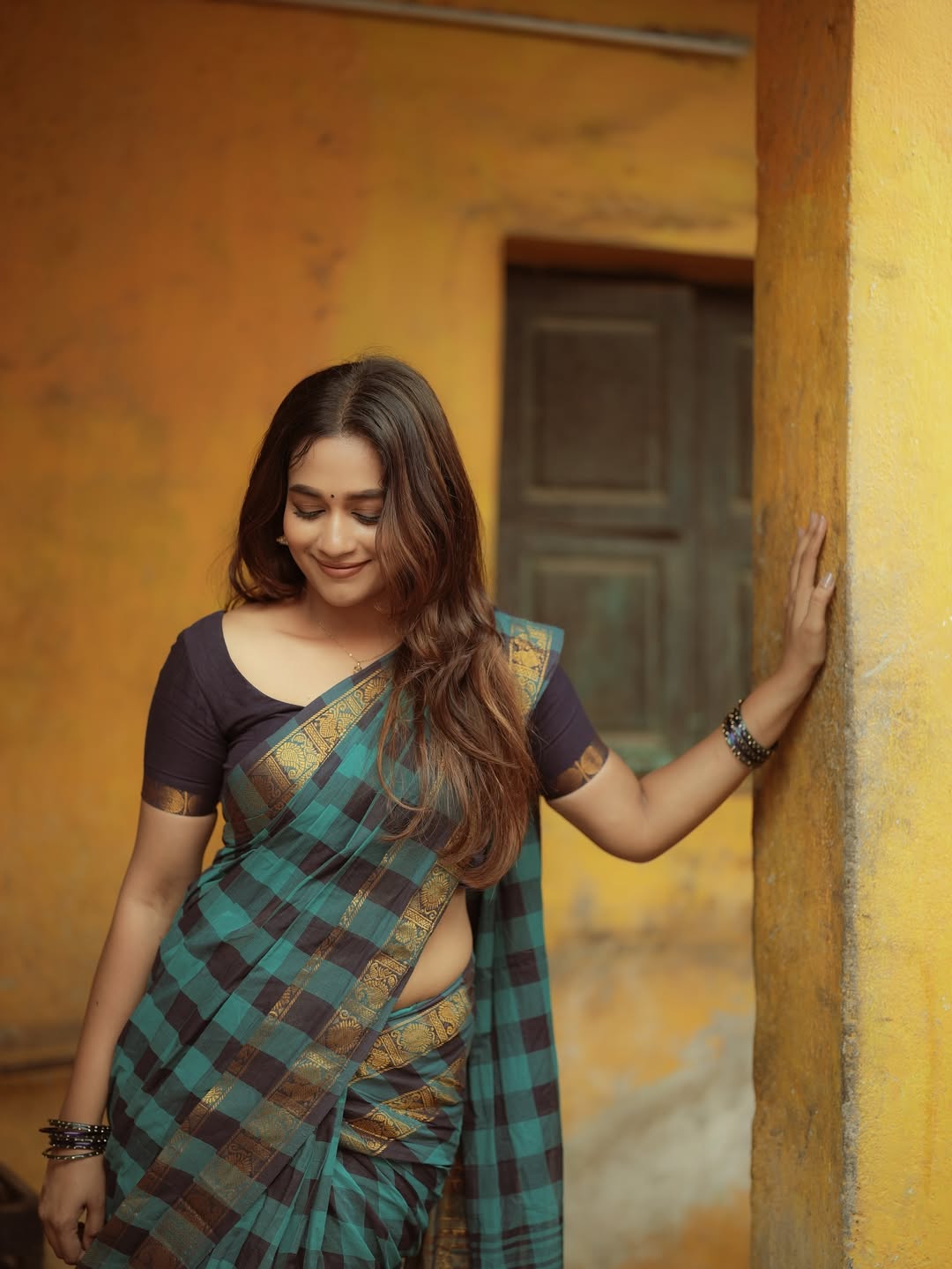 Kaavya Arivumani timeless saree elegance with playful grace