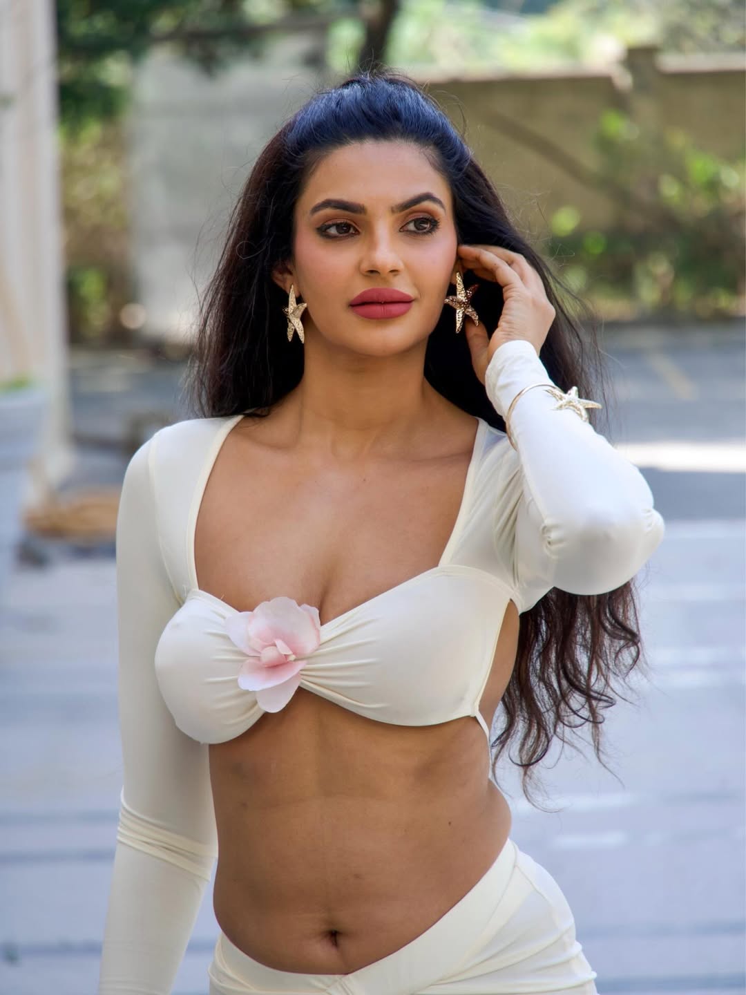 A Look That Effortlessly Blends Strength and Sophistication