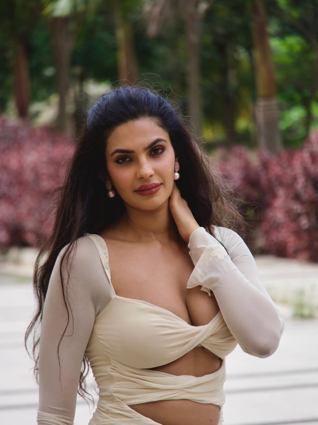 A Beauty Defined by Natural Glamour