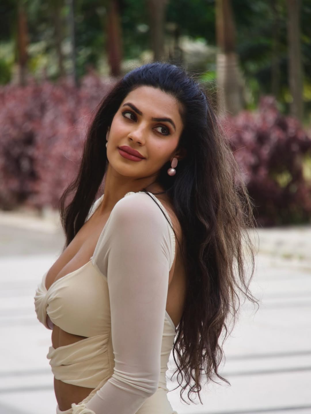 The Nude-Tone Ensemble That Redefines Elegance