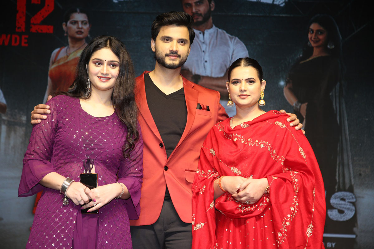 Riya Kapoor Rohit Sahni Meghna Rajput posing together