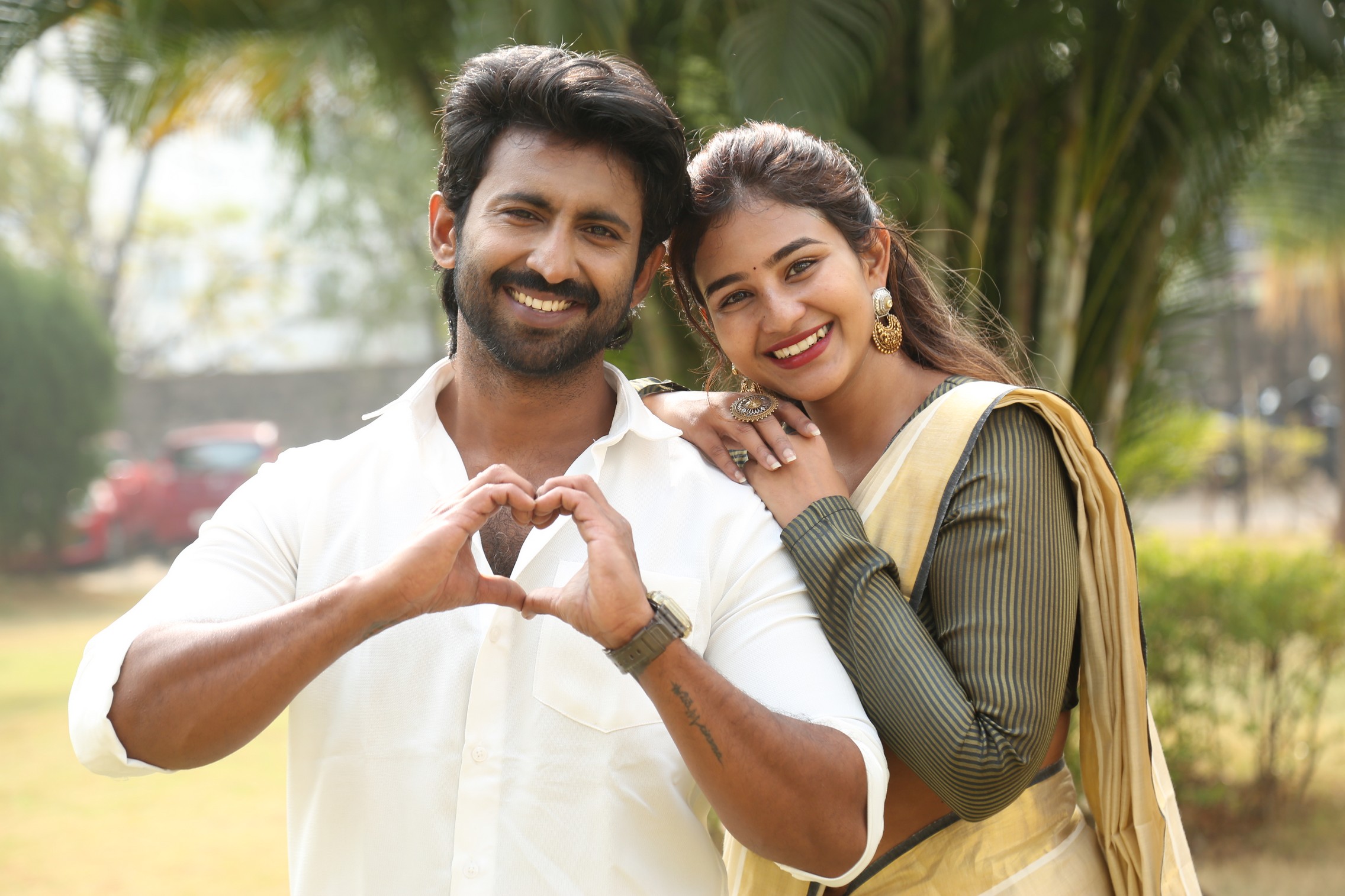 Mahendran and Yashna Muthuluri heart hand gesture