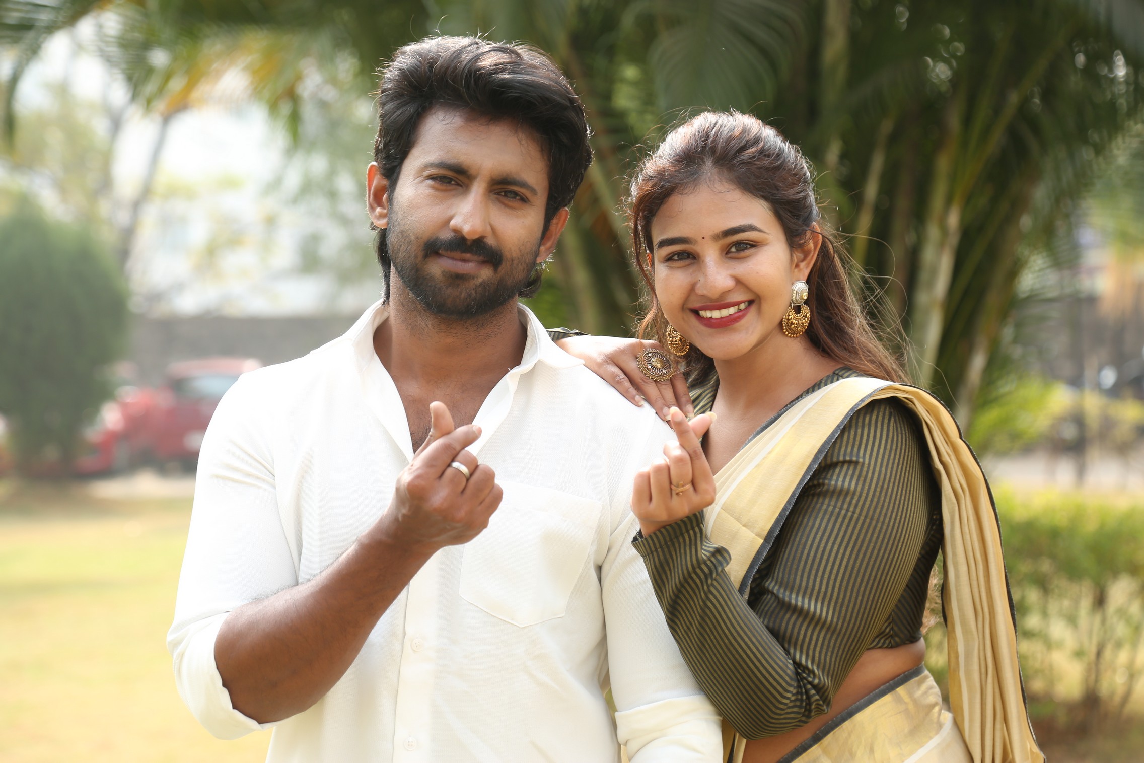 Mahendran Yashna Muthuluri finger heart pose