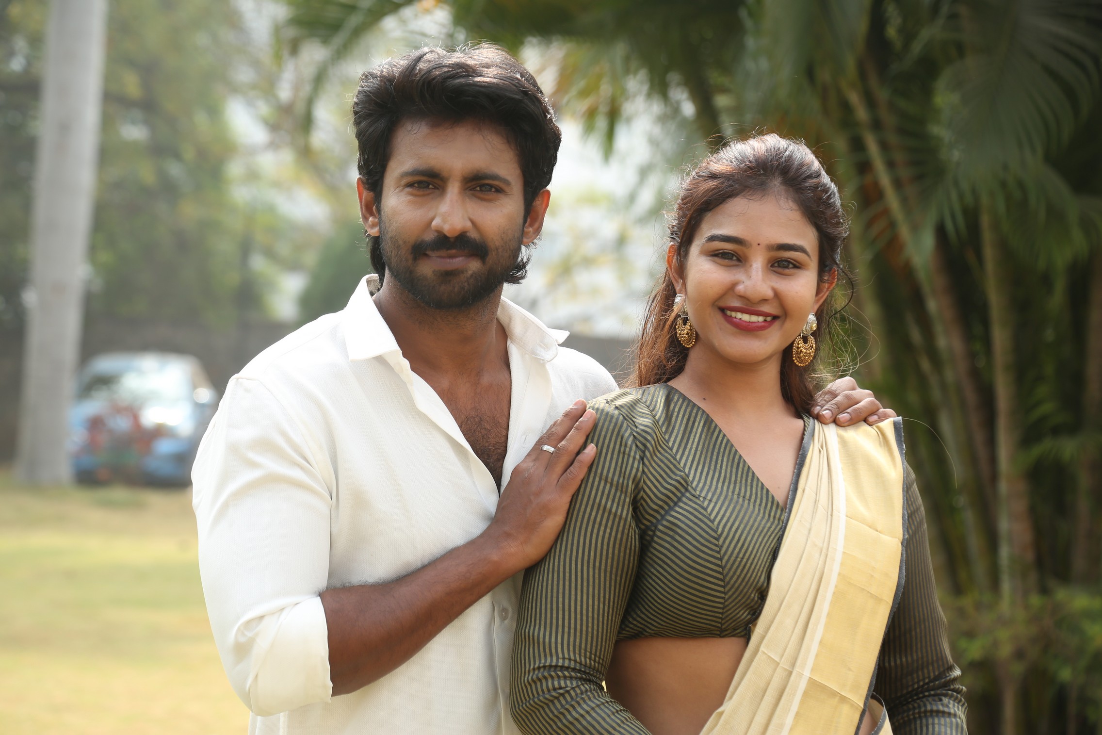 Mahendran and Yashna Muthuluri media pose