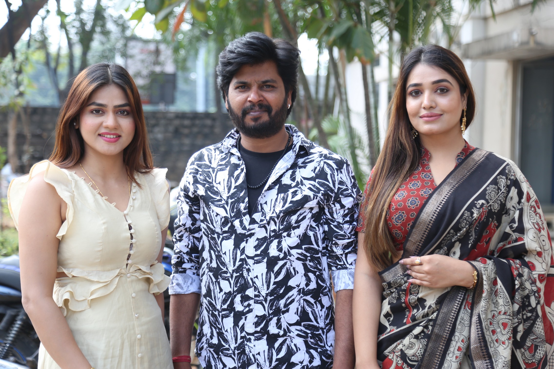 Aparnna Mallik Venkatesh Peddapalem Heena Soni posing together