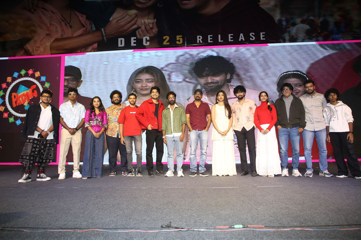 Patang movie star cast posing for media