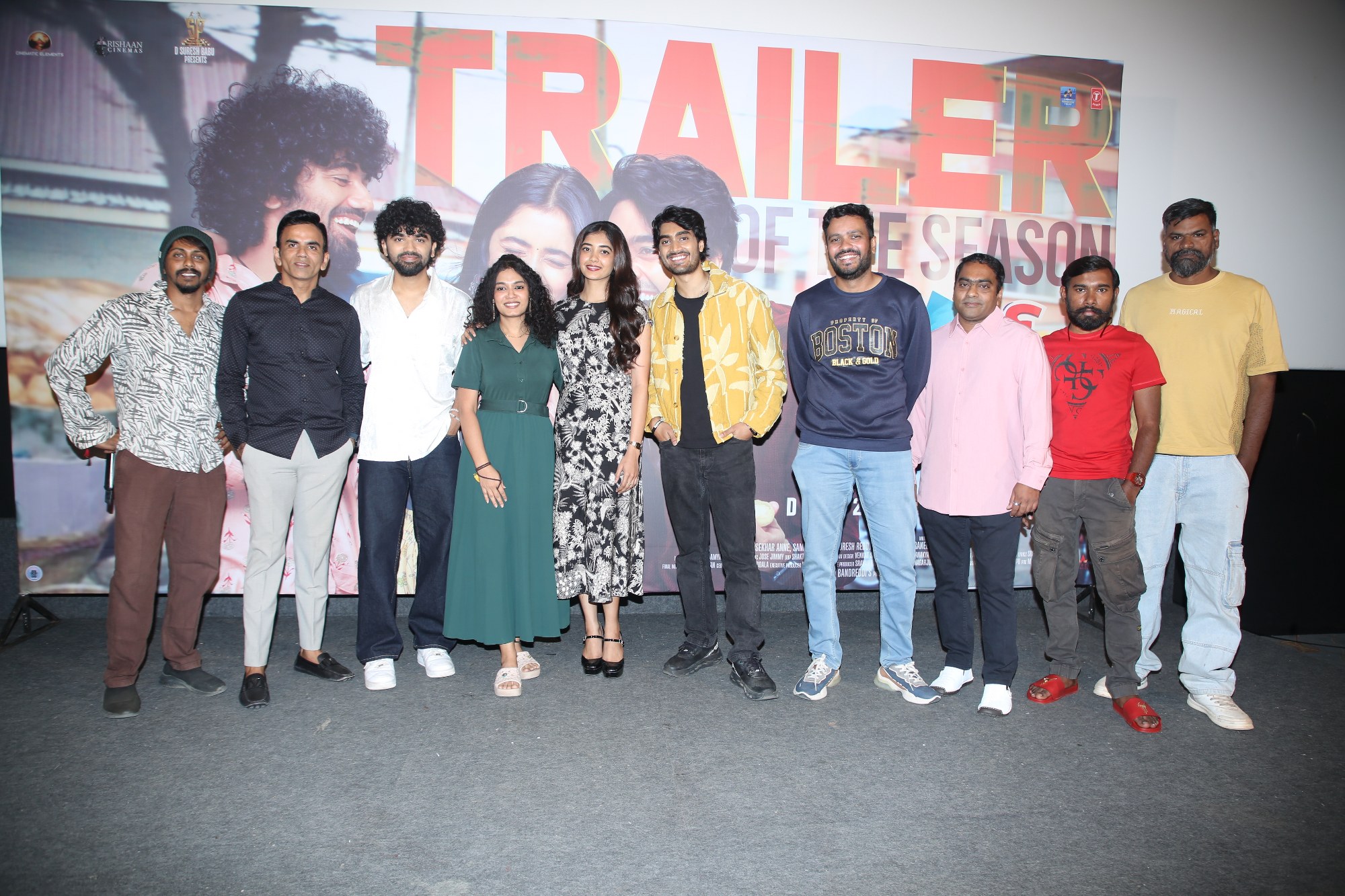Patang movie team posing together for media