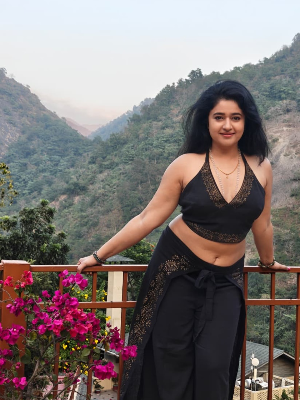 Poonam Bajwa radiating confidence in black outfit