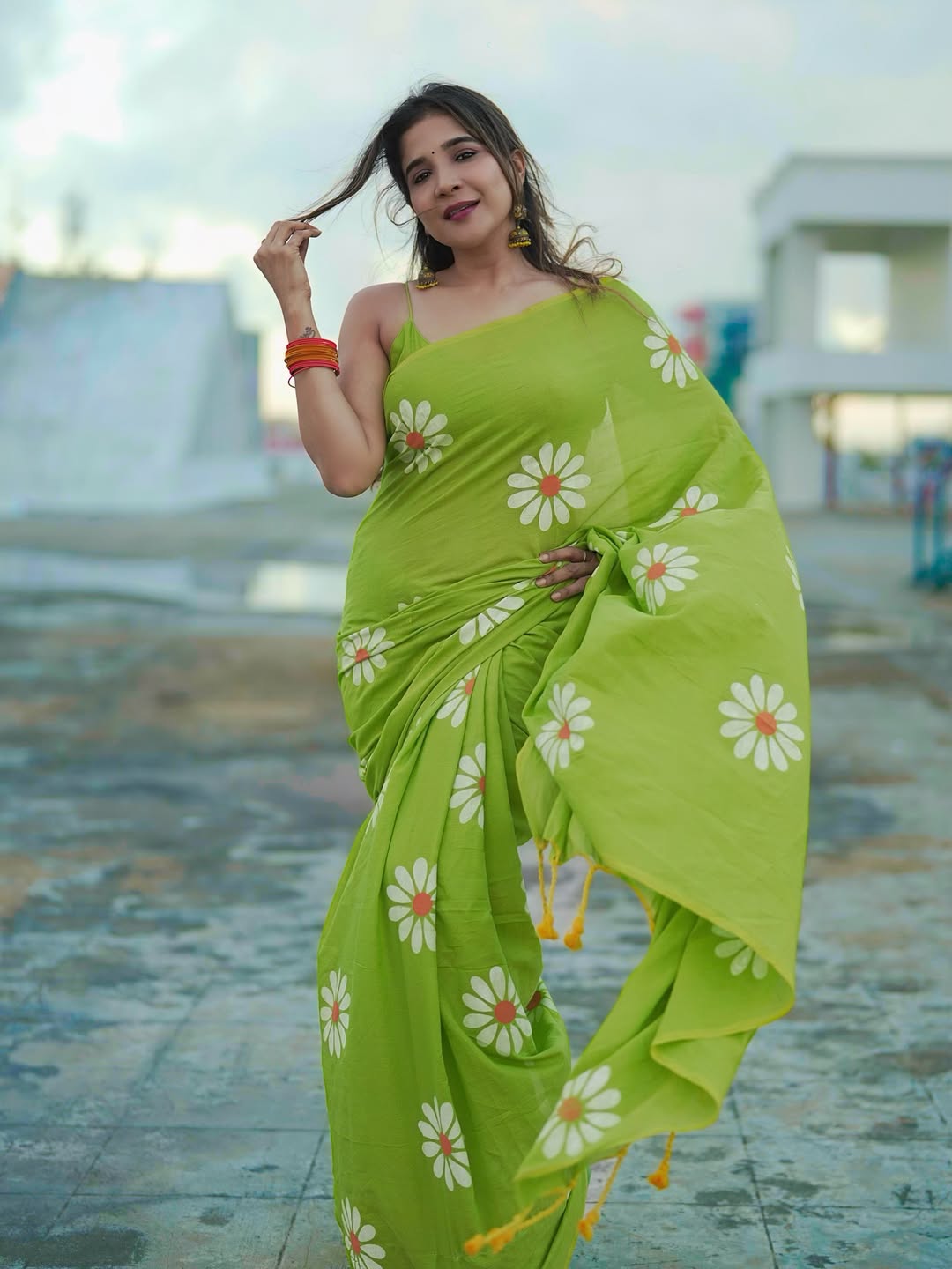 Sakshi Agarwal mastering style in cheerful daisy saree