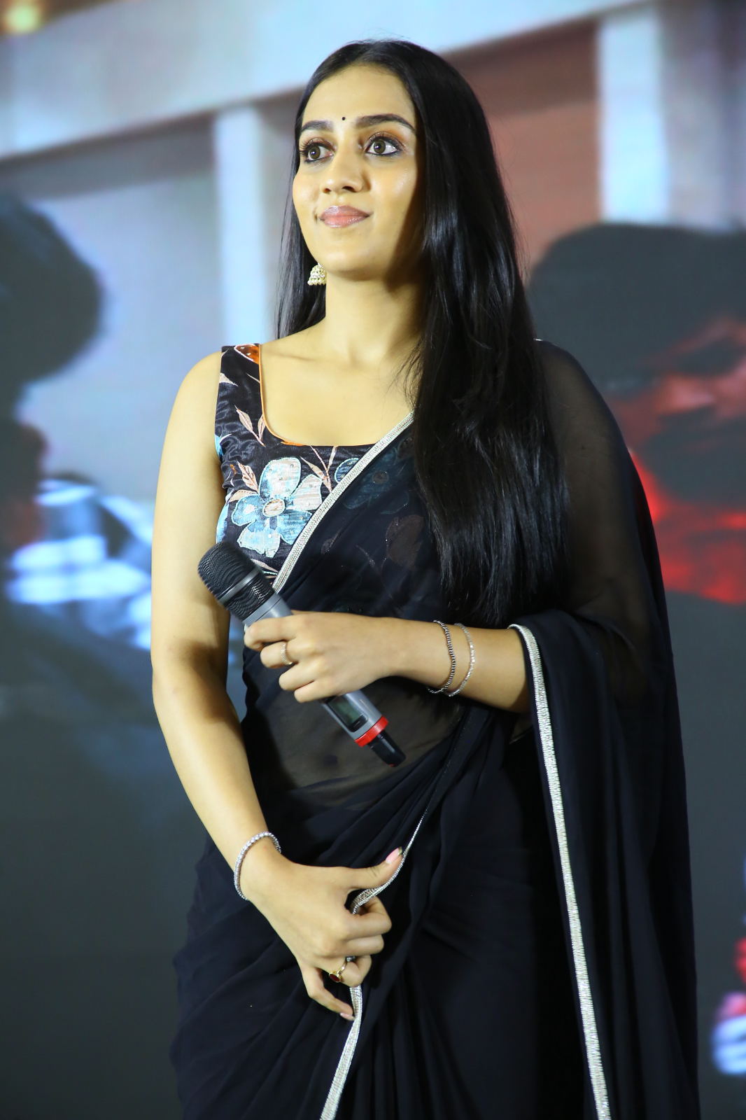 Sakshi Sagar Mhadolkar stuns in elegant traditional saree