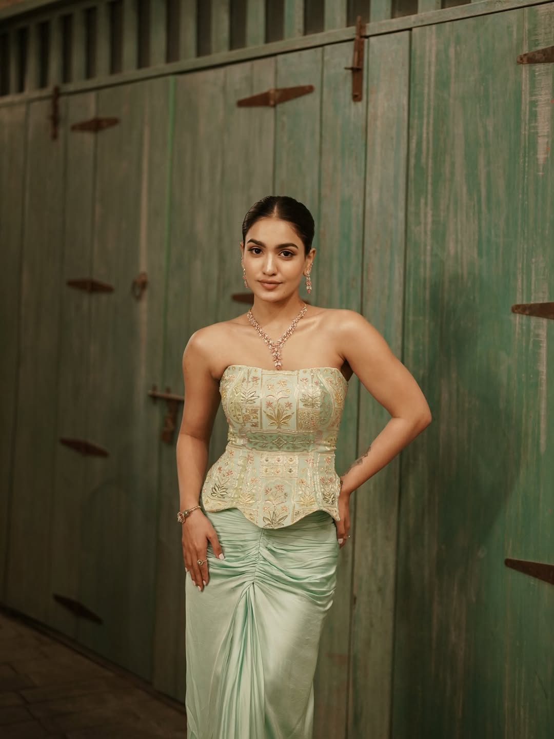 Saniya Iyappan timeless elegance modern glamorous style