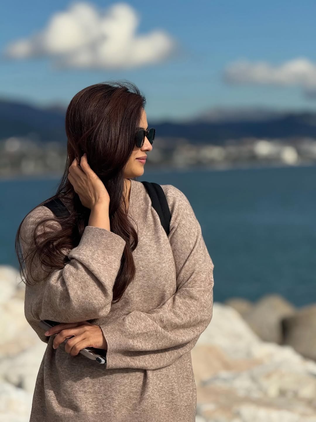Shweta Tiwari poses waterside with chic confident vibe