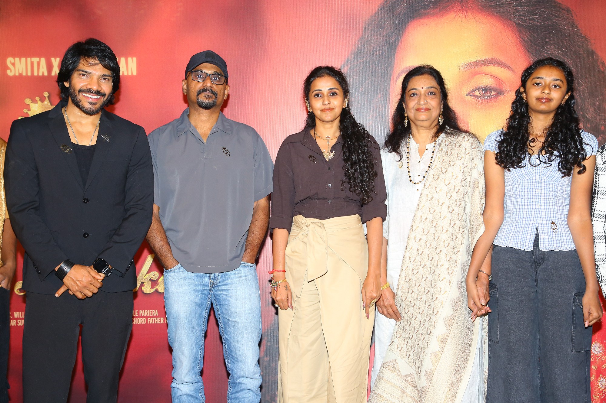 Guests posing with Smitha family members