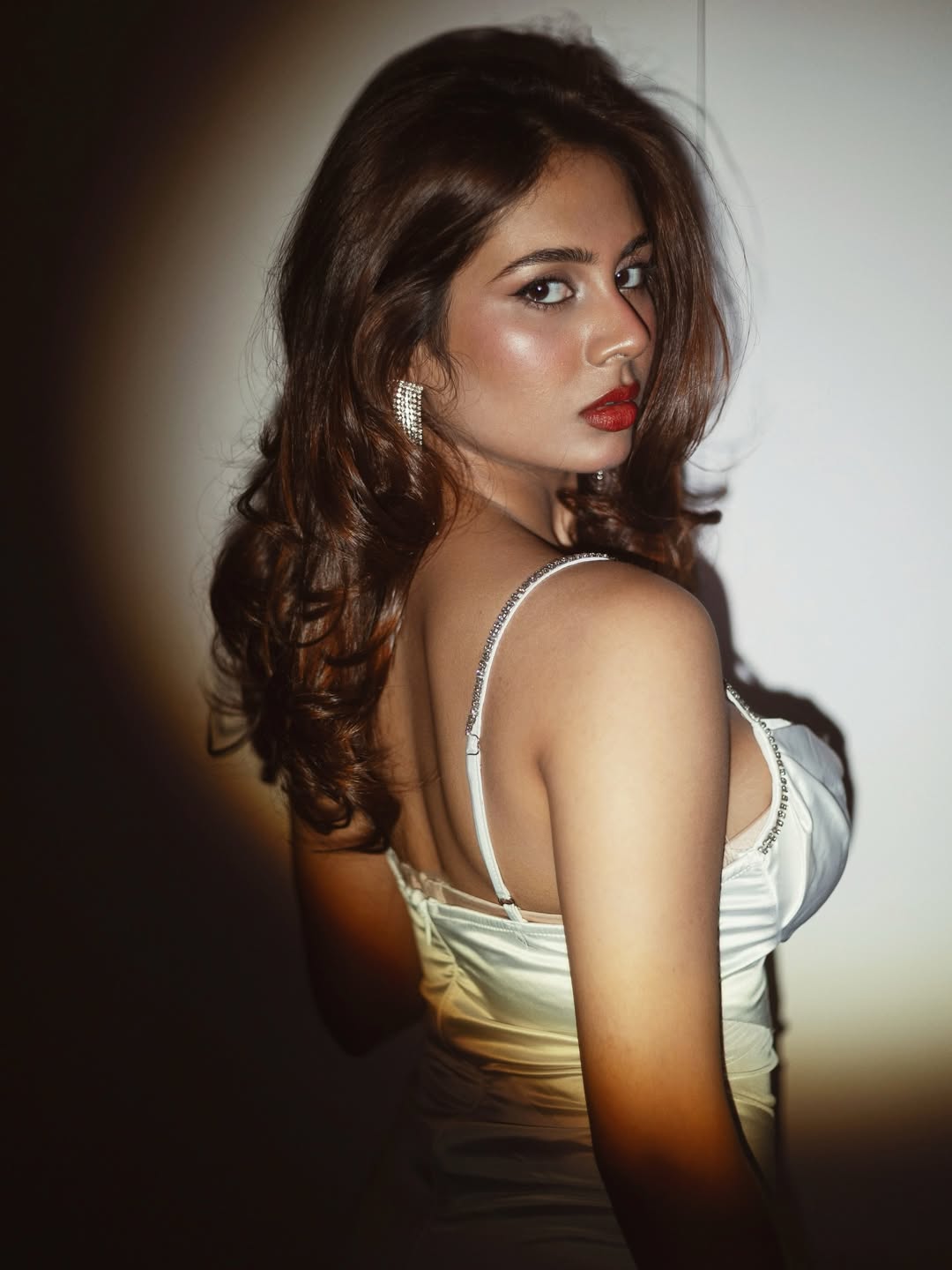 Srushti Bannatti stuns with fierce red lips