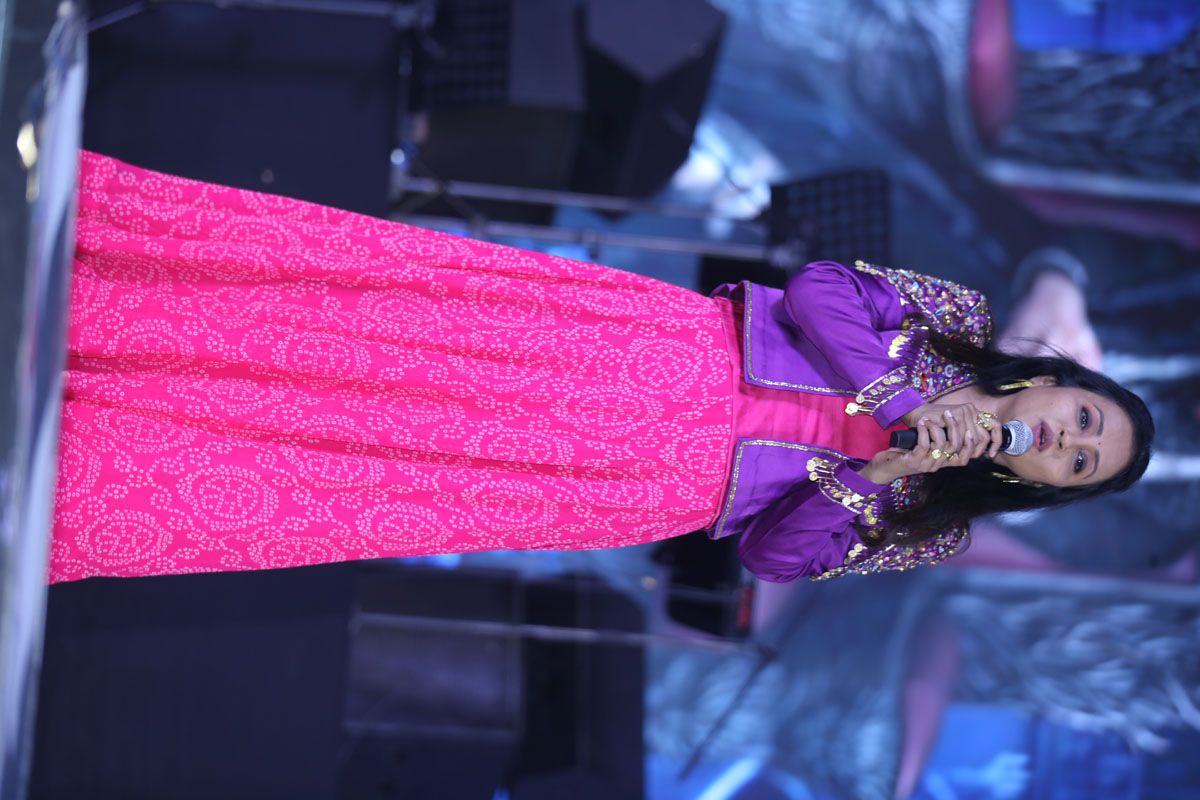 Suma Kanakala addressing the crowd on stage