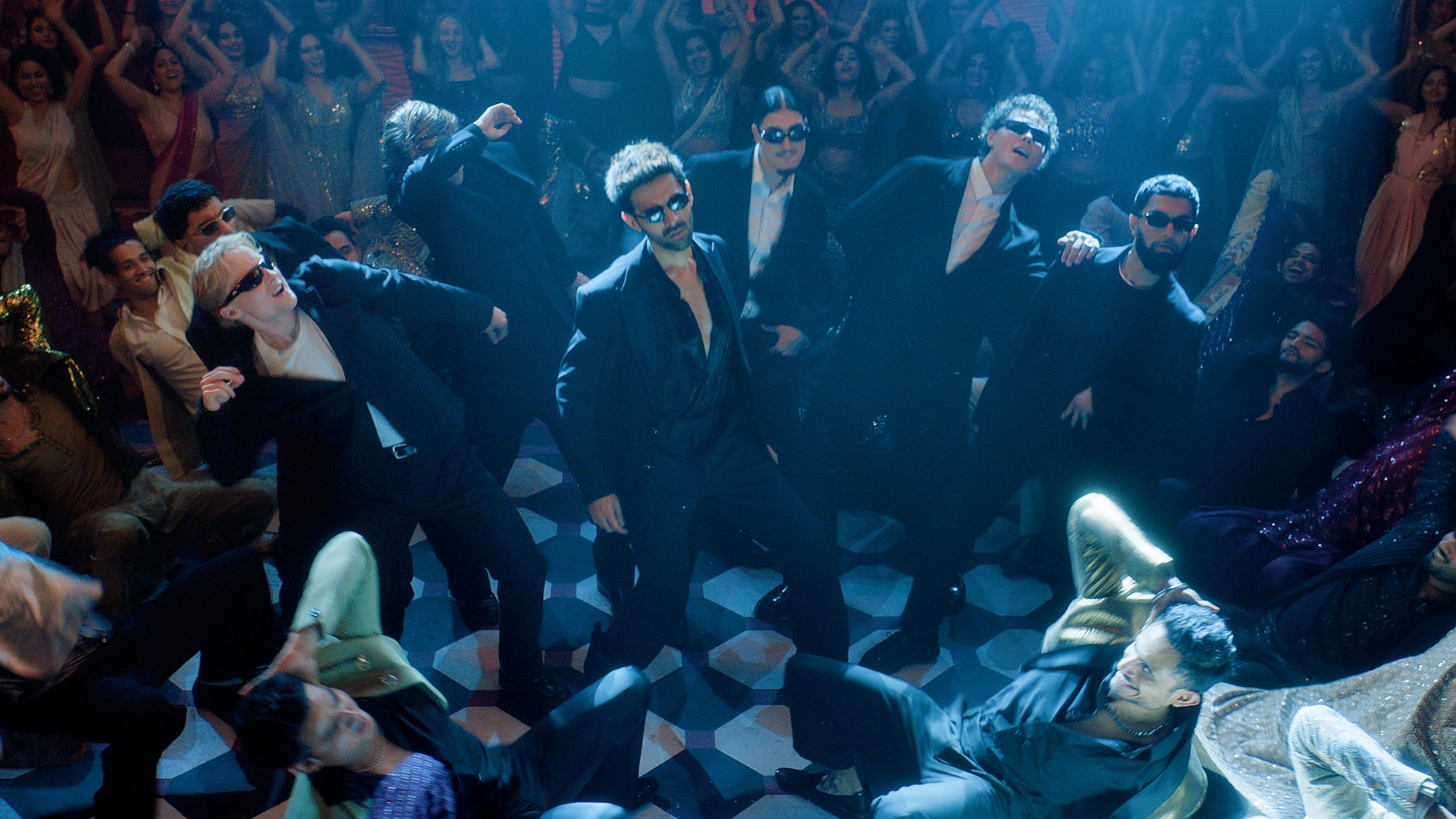 Kartik Aaryan dance still with background dancers