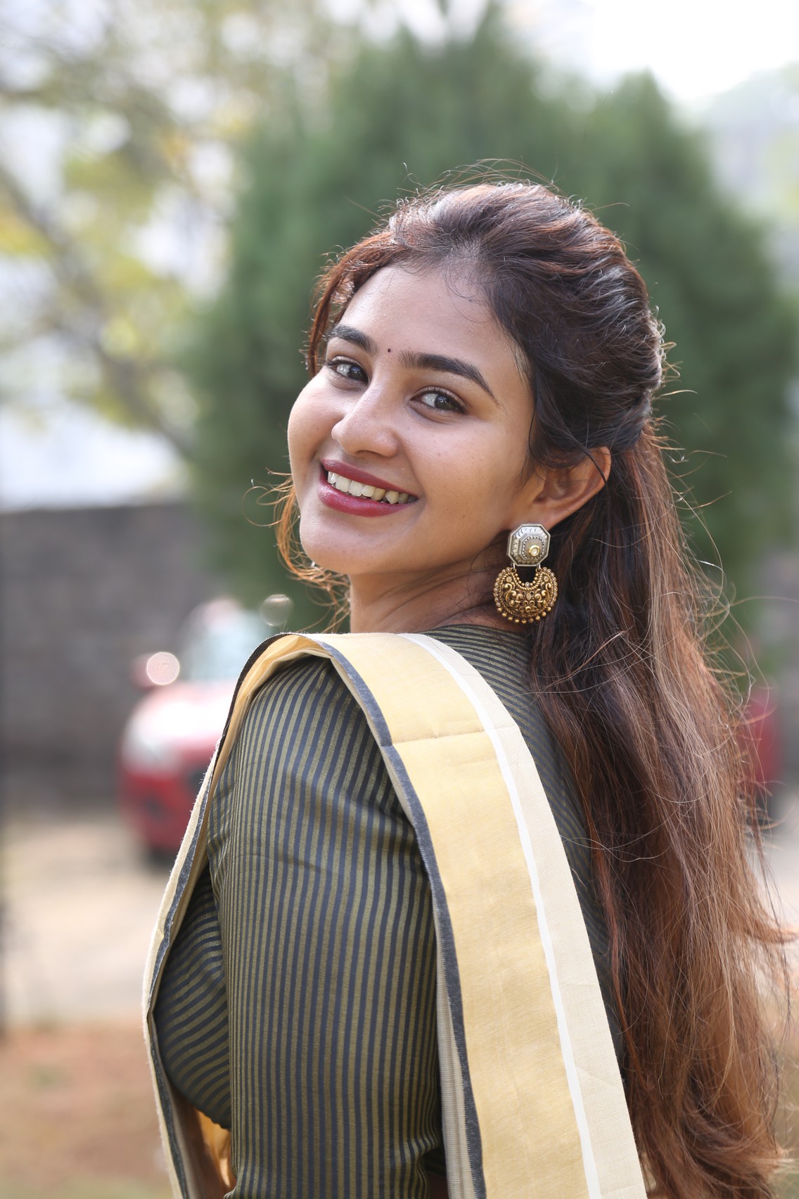 Yashna Muthuluri smiling with effortless elegant charm