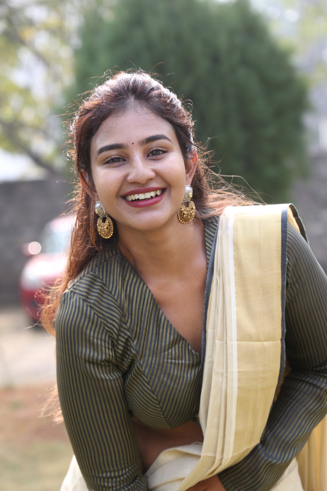 Yashna Muthuluri radiant smile with vibrant traditional look