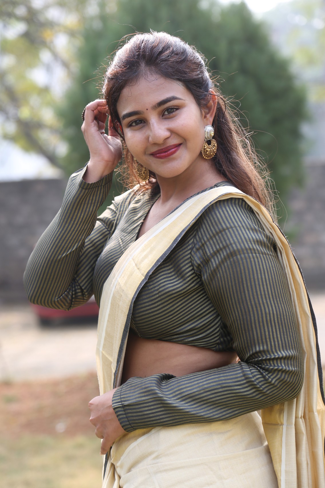 Yashna Muthuluri rocking saree with modern elegance