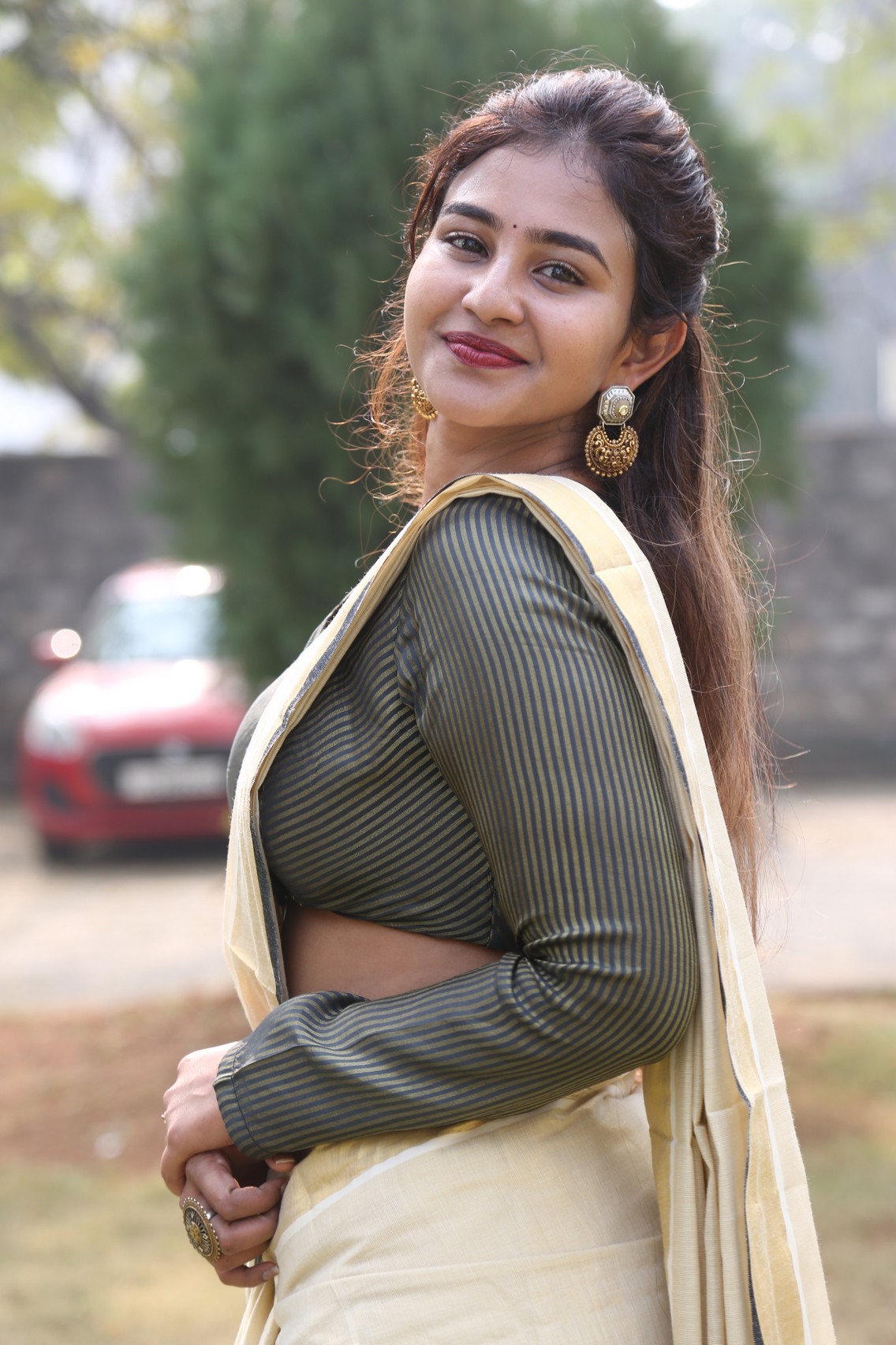 Yashna Muthuluri sleek saree with confident smile