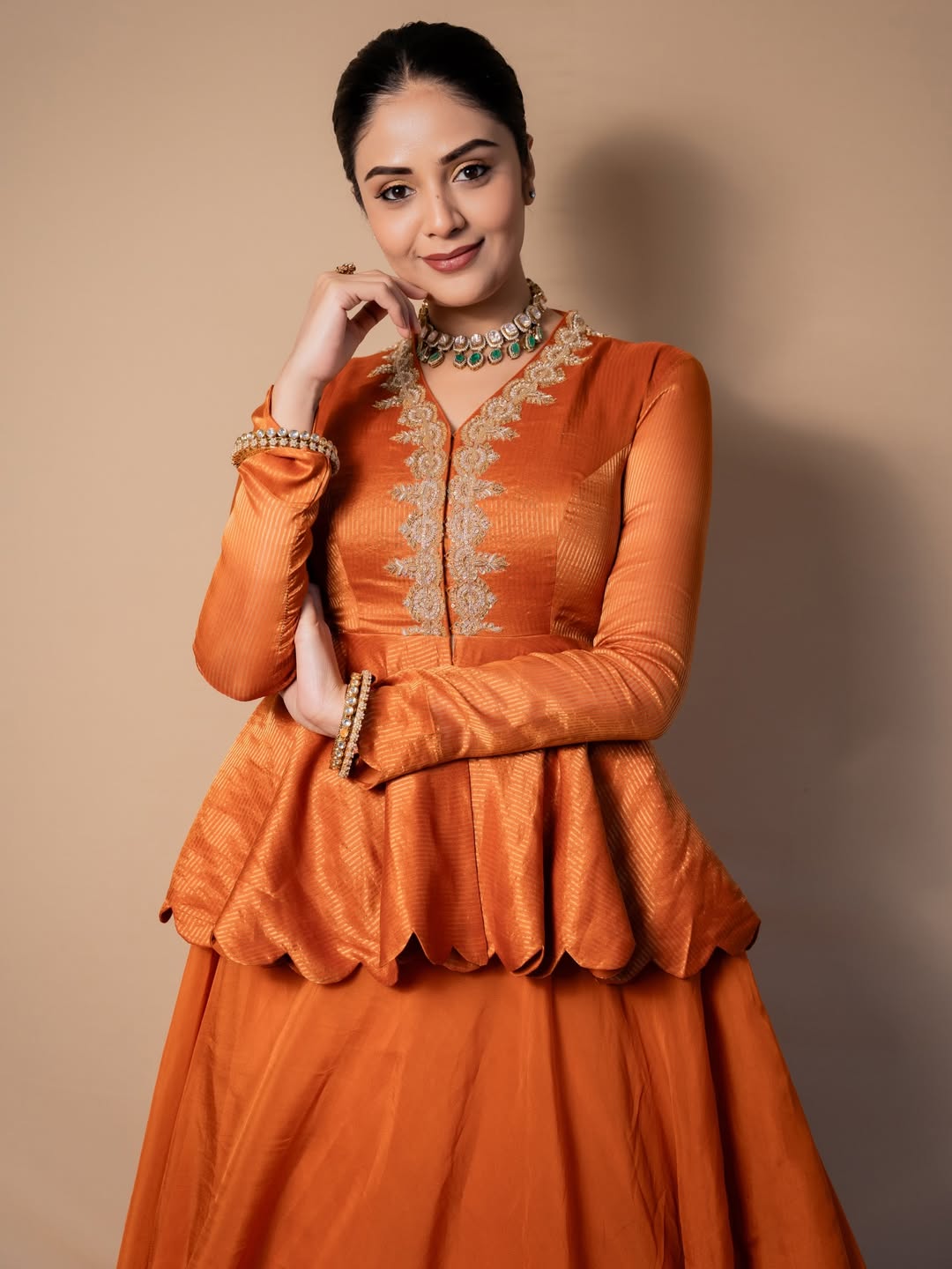 Sreemukhi turns traditional wear into modern trend