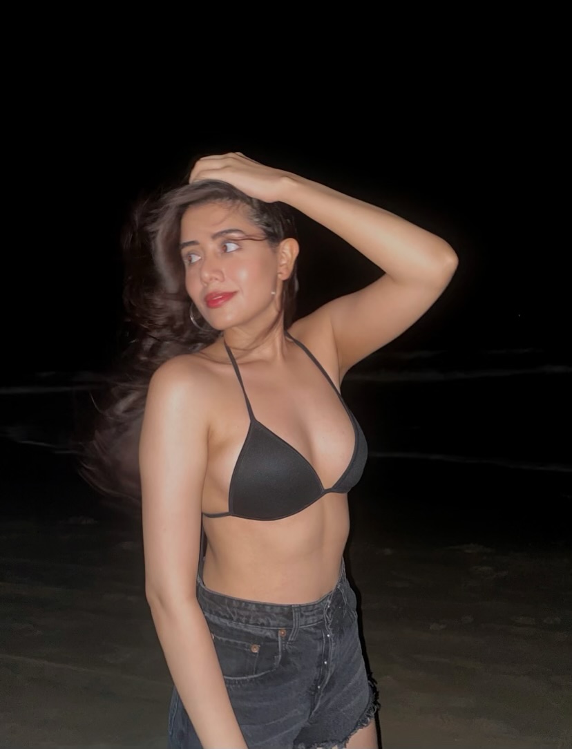 Aarti Chikara embraces minimal yet striking beach style
