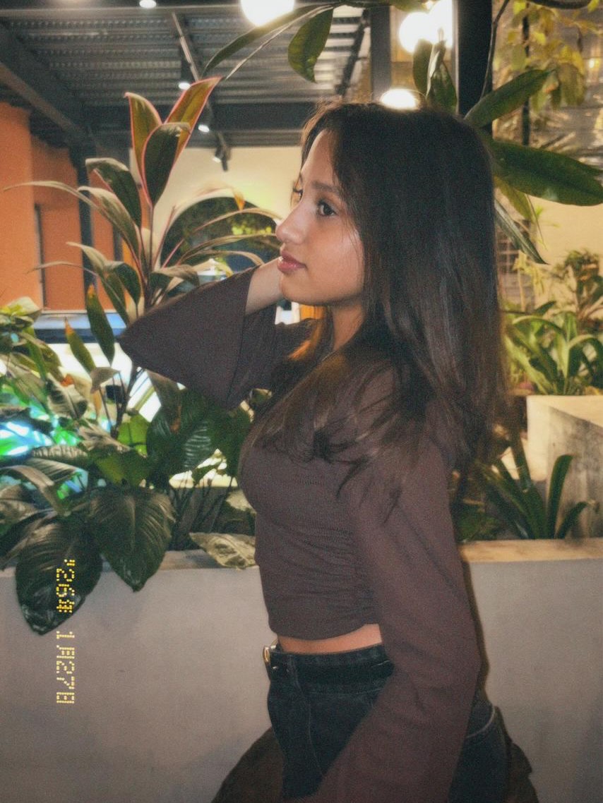 Actress Devayani Daughter Iniyaa Rajakumaran Shares Her Recent Side Pose Photos Attracts Youngsters