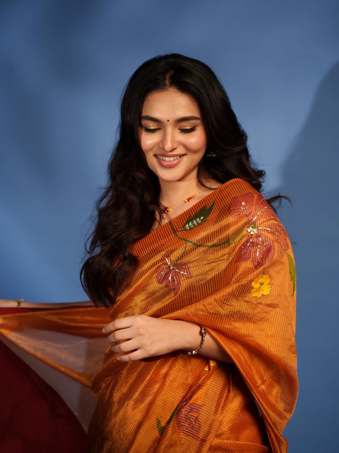 Actress Kayadu Lohar Beautiful Saree Photos Which Attracts Youth On Social Media