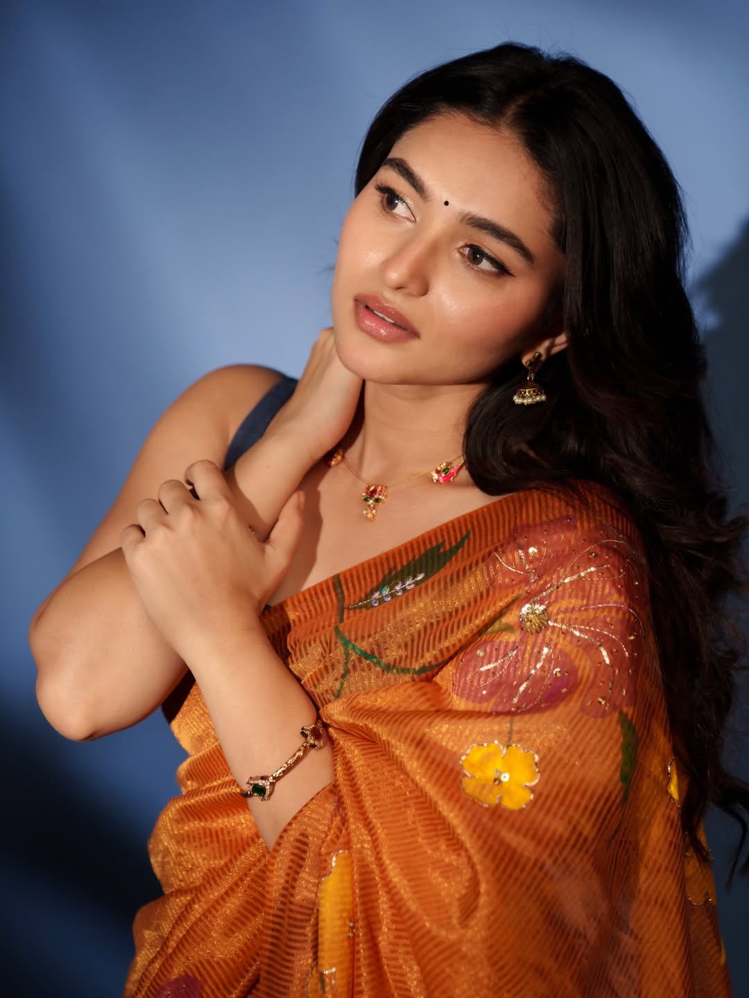 Actress Kayadu Lohar Beautiful Saree Photos Which Attracts Youth On Social Media