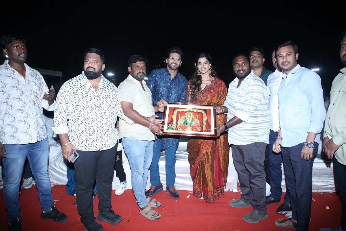 Anaganaga Oka Raju team with goddess photo