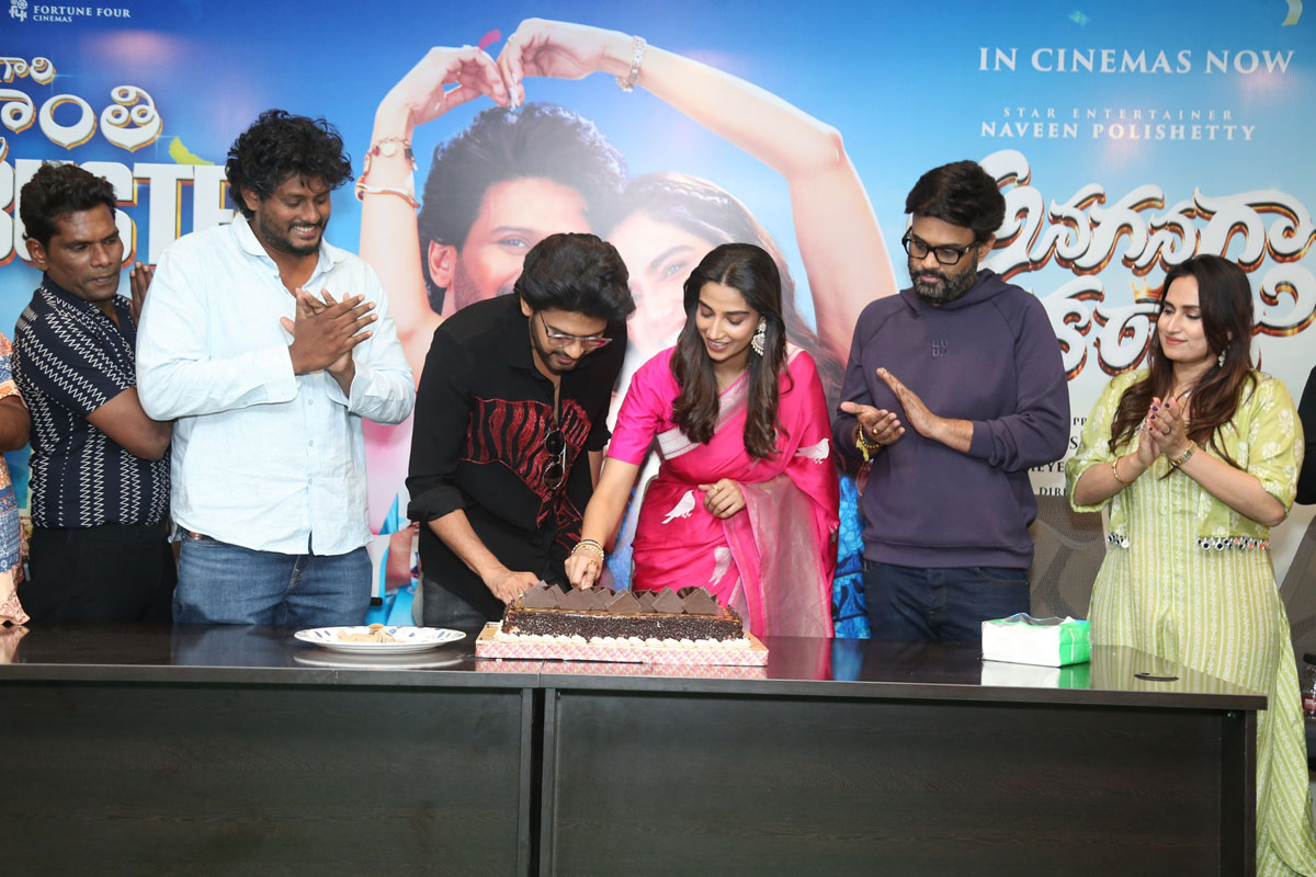 Anaganaga Oka Raju team cake cutting