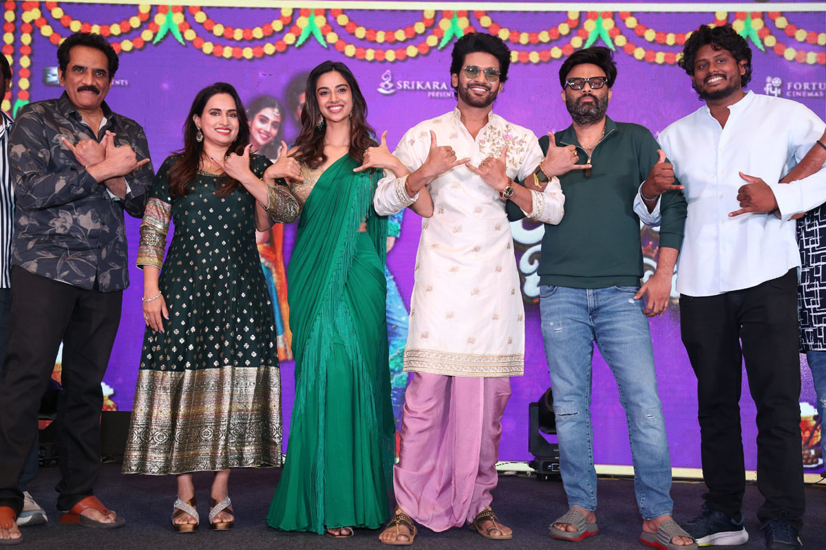 Anaganaga Oka Raju lead cast group pose