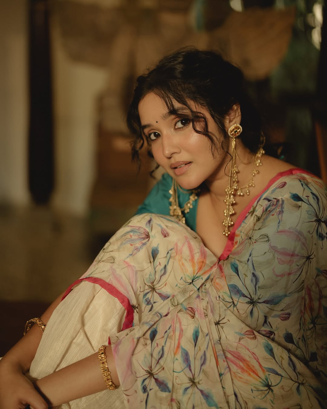 Anikha Surendran stuns in elegant traditional saree