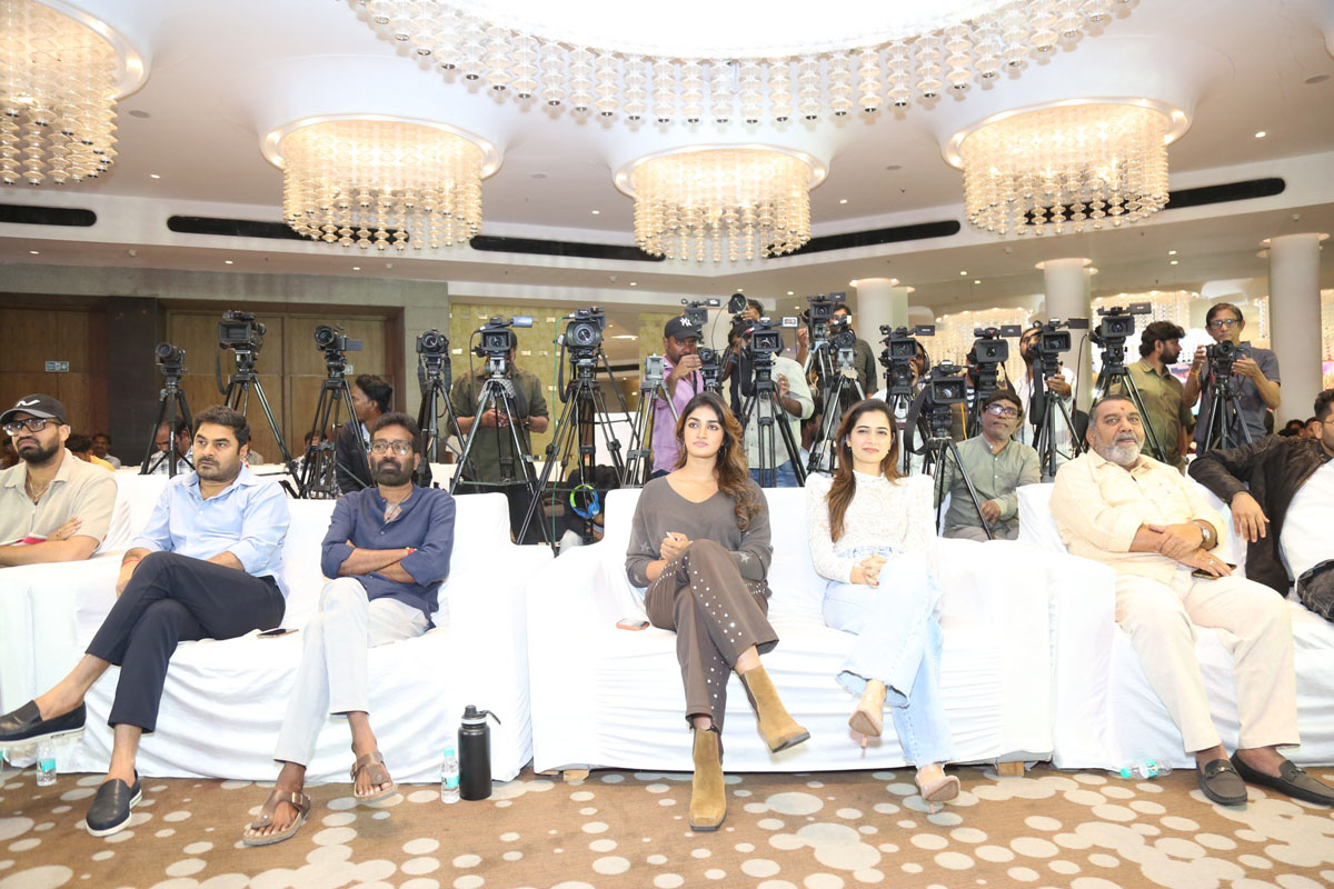 Film team seated together at Bhartha Mahasayulaku Wignyapthi meet