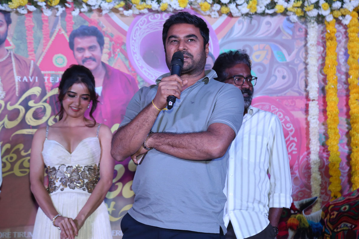 Sudhakar Cherukuri addressing audience on stage