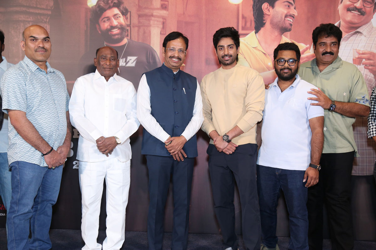 Shiva Kandukuri Rajeev Kanakala CP Sajjanar press pose